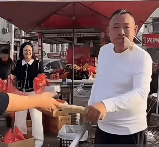 于东来退休后现身老家街头,边吃边叫卖甘蔗,账号改名“傻坏蛋于东来”