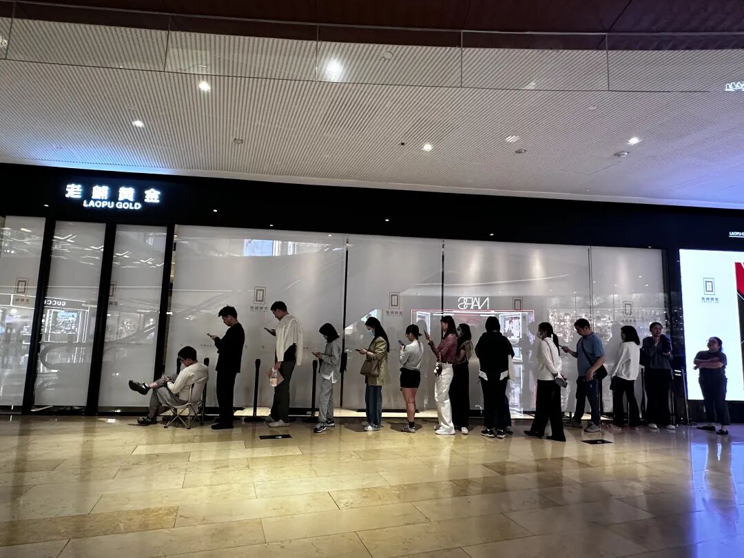 老铺黄金调涨20%-30%，涨价前全国门店被抢购