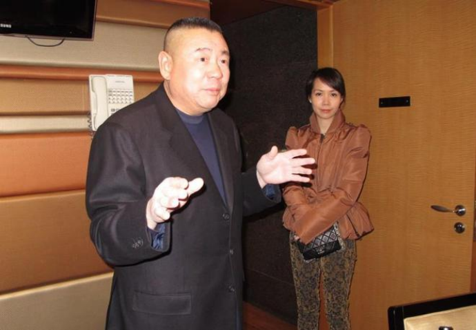 父亲身家超过李嘉诚，他不爱美女爱丑女，继承60亿家产坐地铁上班