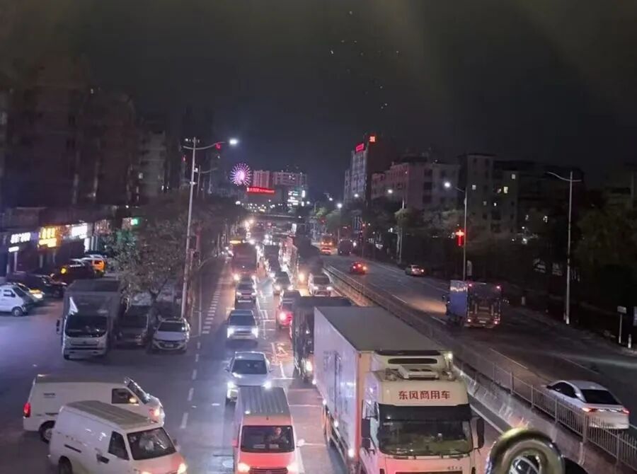 原材料一周涨价40%,仓库爆仓,周边大堵车!直击中东战火下的东莞塑料市场