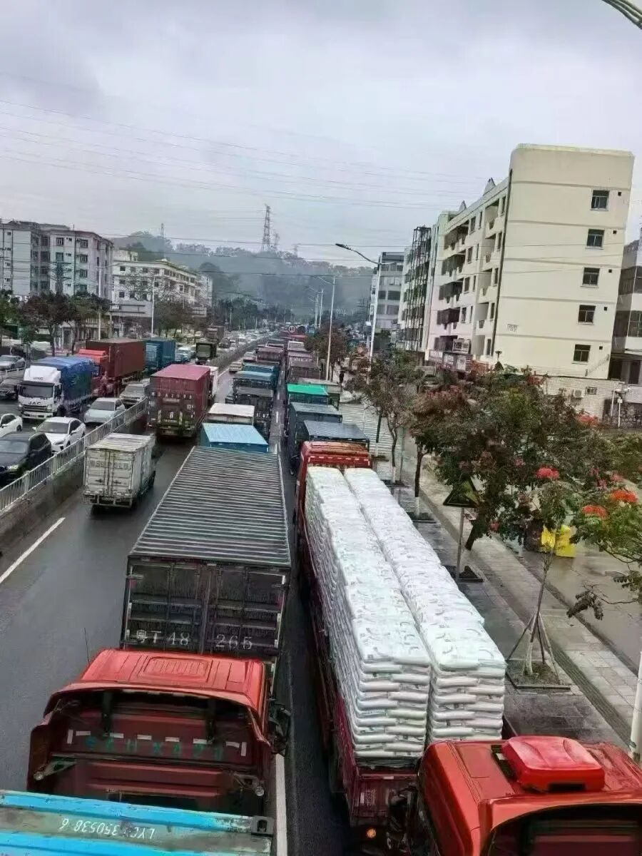 原材料一周涨价40%,仓库爆仓,周边大堵车!直击中东战火下的东莞塑料市场