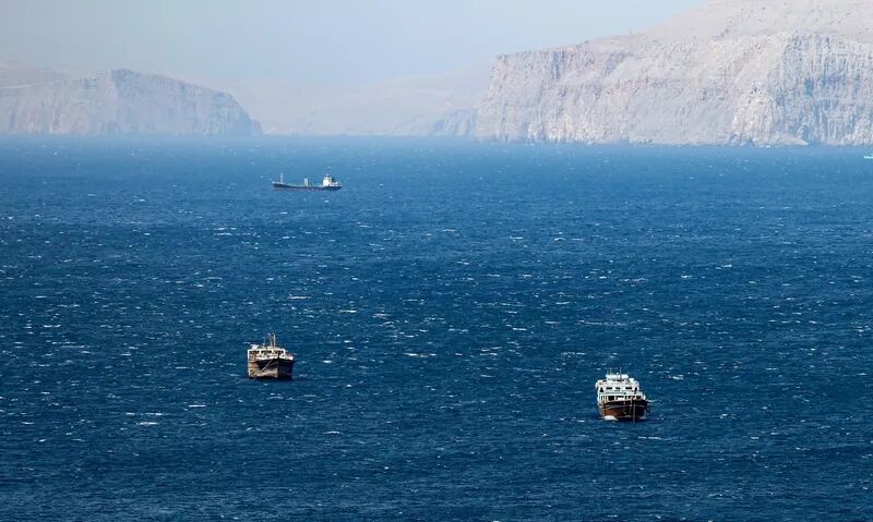 “伊朗想放部分油轮过海峡，前提是石油以人民币结算”