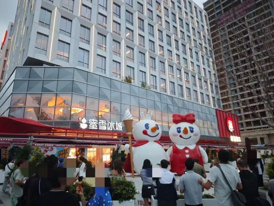 千亿“雪王”换帅:“投行精英”能解6万门店中年危机?