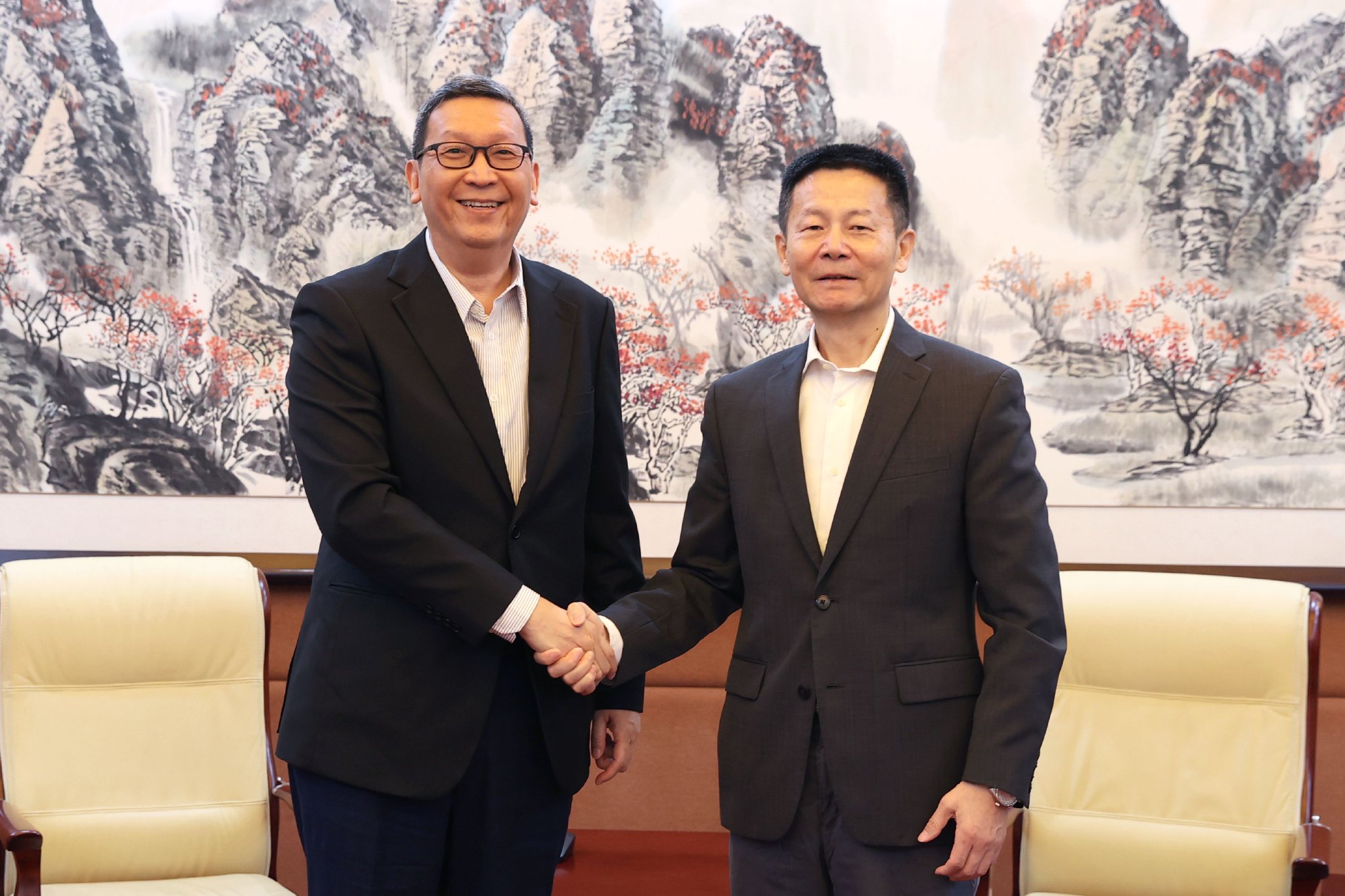 证监会主席吴清会见澳门金融管理局行政管理委员会主席黄善文