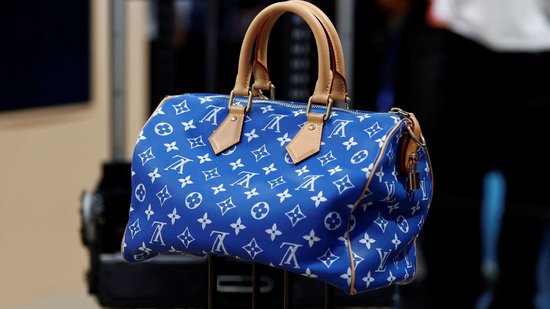 中东冲突致奢侈品复苏暂停,LVMH销售额不及预期