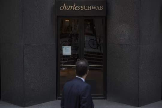 嘉信理财跌5.5%，宣布利润大涨30%，计划推出加密货币交易服务