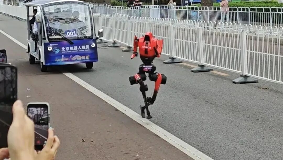 一个手机头部玩家,意外成为机器人“黑马”