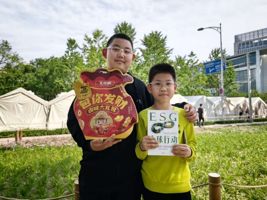 金融街嘉年华小朋友扭蛋获“大奖”,直呼“非常好玩”
