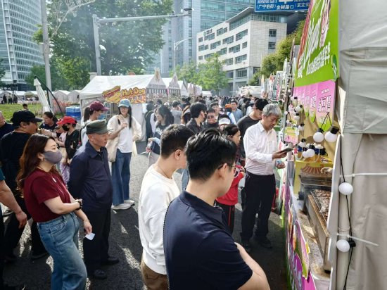 金融街嘉年华东来顺排长队,游客:吃的就是羊肉,“太香了”!