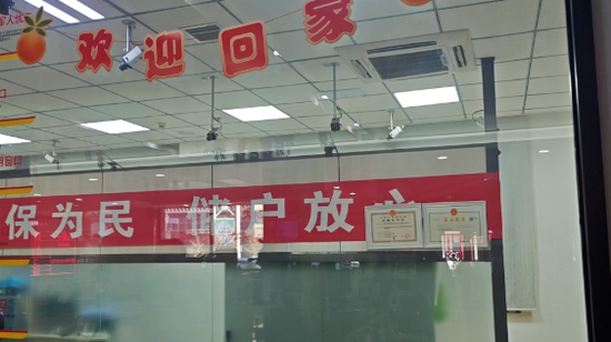 1800万存银行不到一年消失!银行员工伪造签名挂失补卡转移巨款炒股,银行回应:等司法结论