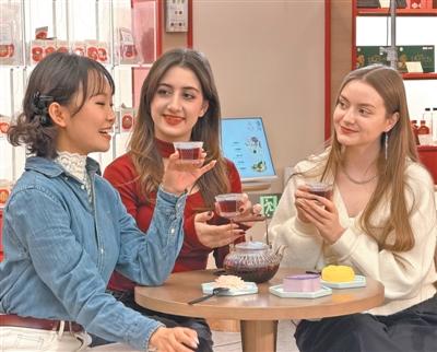 中国游中国购热情持续高涨(经济新方位·聚焦假期消费)