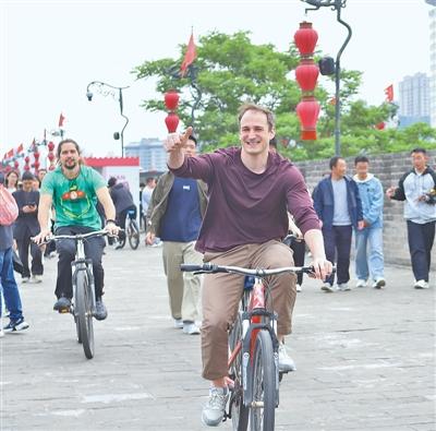 中国游中国购热情持续高涨(经济新方位·聚焦假期消费)