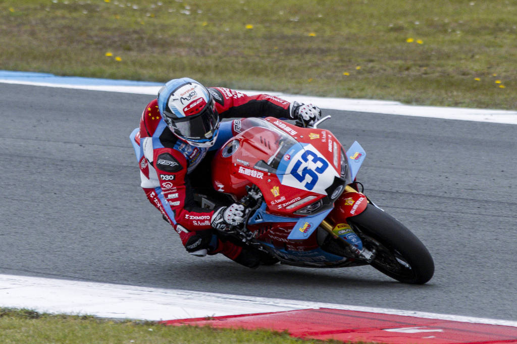WSBK匈牙利站正赛次回合,张雪机车车手德比斯退赛