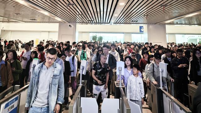 长三角铁路今日预计发送402万人次,加开夜间高铁137列