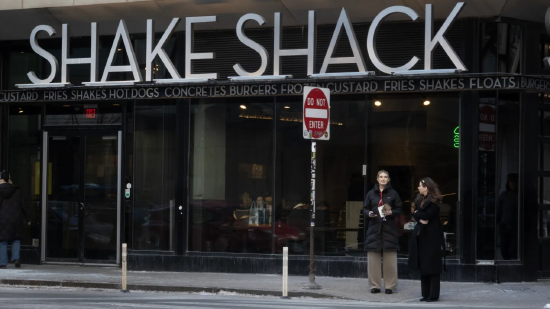 汉堡连锁Shake Shack爆出经营亏损,股价暴跌30%