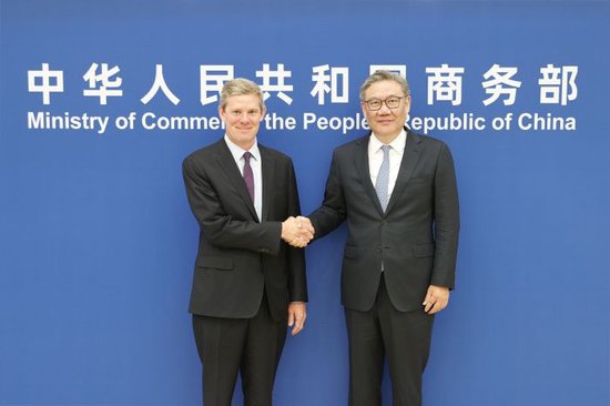 商务部部长王文涛会见美国维萨公司首席执行官麦凯恩