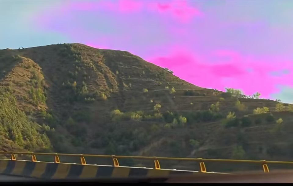 一个月三陷舆论风波,OPPO又因“粉色天空”翻车