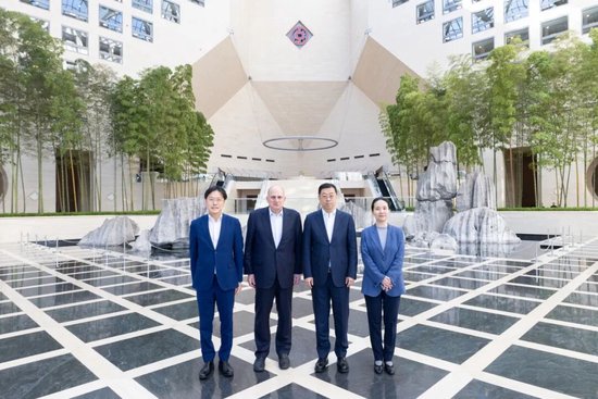 中国银行董事长葛海蛟会见友邦保险集团董事会主席杜嘉祺爵士