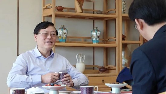 杨元庆给联想又立下了两个“军令状”:一是两年内营收超过1000亿美元,二是全面转型为一家AI原生公司