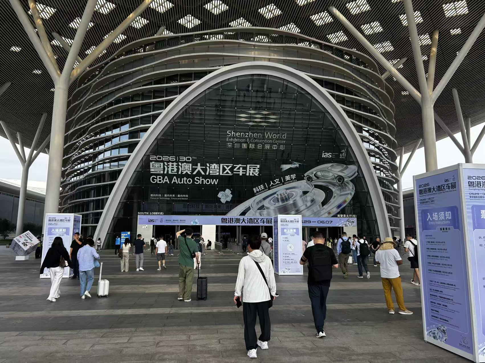 1300款车亮相!2026粤港澳车展“正在进行时”:本土企业豪横包馆,大湾区成新能源核心增量市场