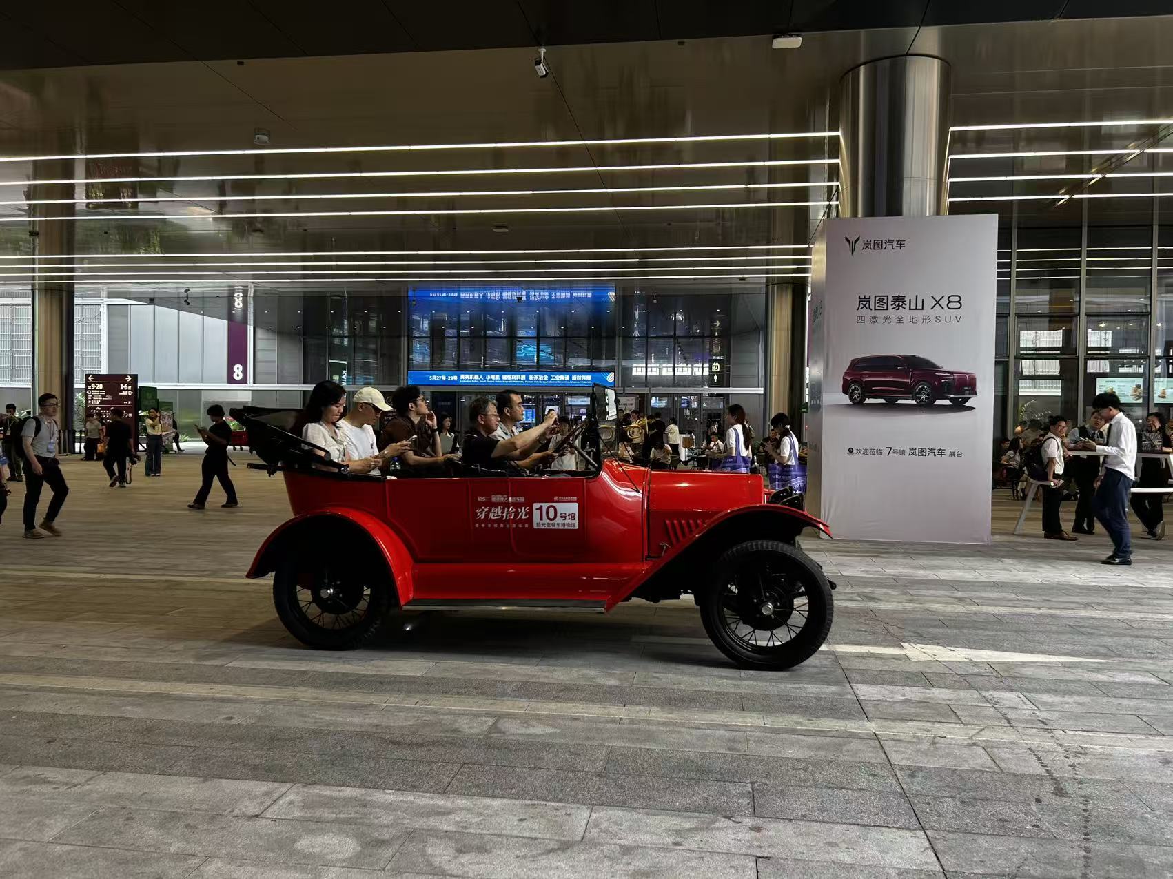 1300款车亮相!2026粤港澳车展“正在进行时”:本土企业豪横包馆,大湾区成新能源核心增量市场