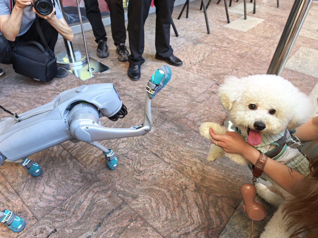 明日迎IPO大考!宇树科技亚洲首家具身智能体验馆火热开张,上午已有订单成交